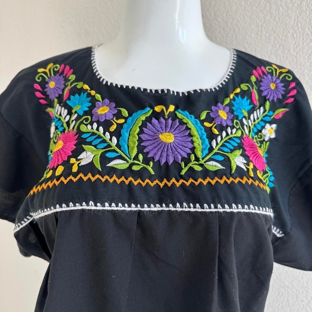 Black embroidered blouse Mexican style - Picture 2 of 8